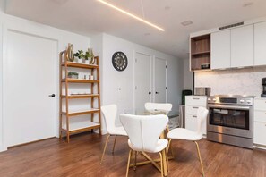 Geladeira, micro-ondas, fogão, cooktop