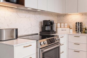 Refrigerador, microondas, horno y parrilla de estufa 