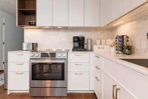 Een koelkast, een microgolfoven, een oven, een kookplaat