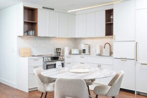 Een koelkast, een microgolfoven, een oven, een vaatwasser