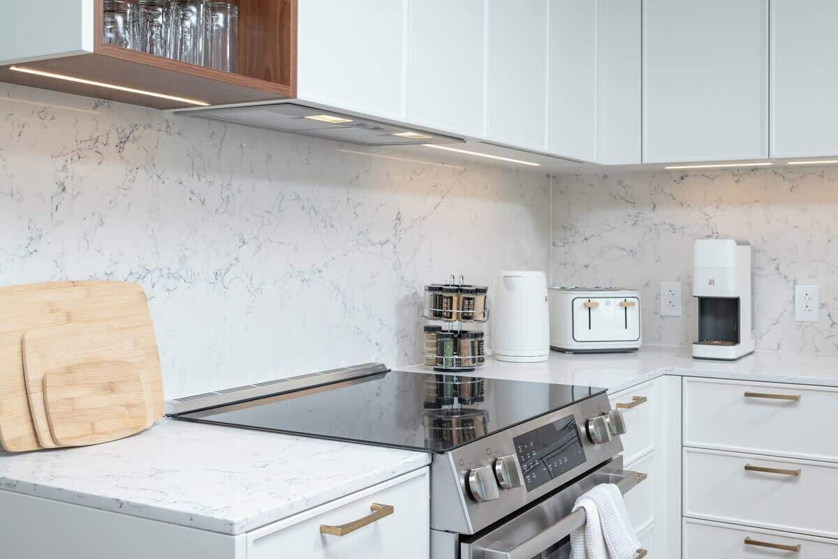 雪櫃、微波爐、焗爐、洗碗機