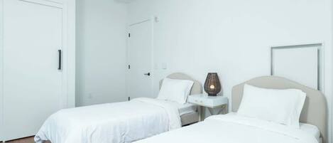 2 dormitorios, escritorio, tabla de planchar con plancha y wifi