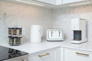 Een koelkast, een microgolfoven, een oven, een vaatwasser