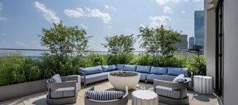 Back-Bay 2BR Penthouse w Roof top and GYM