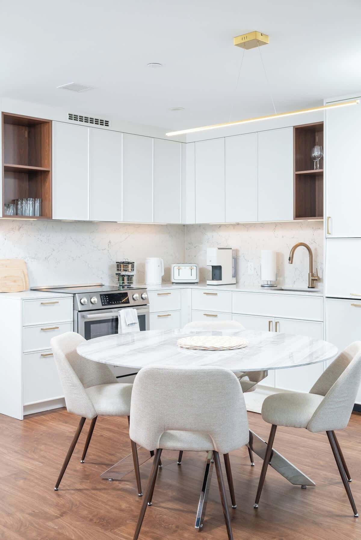 雪櫃、微波爐、焗爐、洗碗機