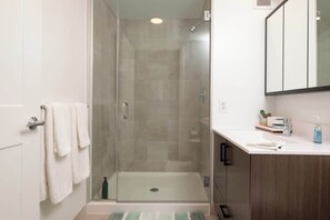 Dusche, Haartrockner, Shampoo