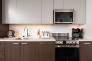 Réfrigérateur, four à micro-ondes, un four, surface de cuisson