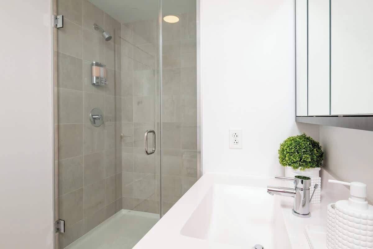 Dusch, hårtork och schampo