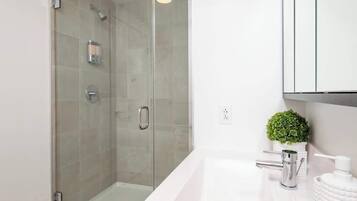 Dusch, hårtork och schampo