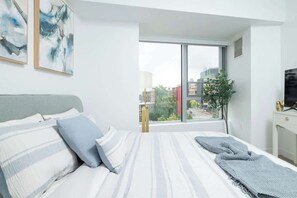 2 bedrooms, iron/ironing board, travel cot, WiFi - Central Space 2 BR Condo to Balance Life, Work Play! 7 Sleeps (Cambridge)