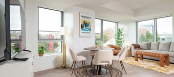 Central Space 2 BR Condo to Balance Life, Work Play! 7 Sleeps