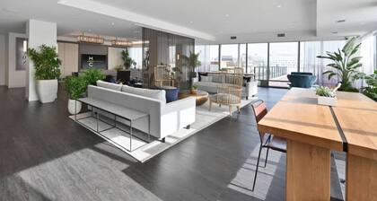 High Rise 3 BR Retreat w City Skyline Views, Shared Gym