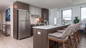Unclassified image, 3 of 54, button - High Rise 3 BR Retreat w City Skyline Views, Shared Gym (Cambridge)