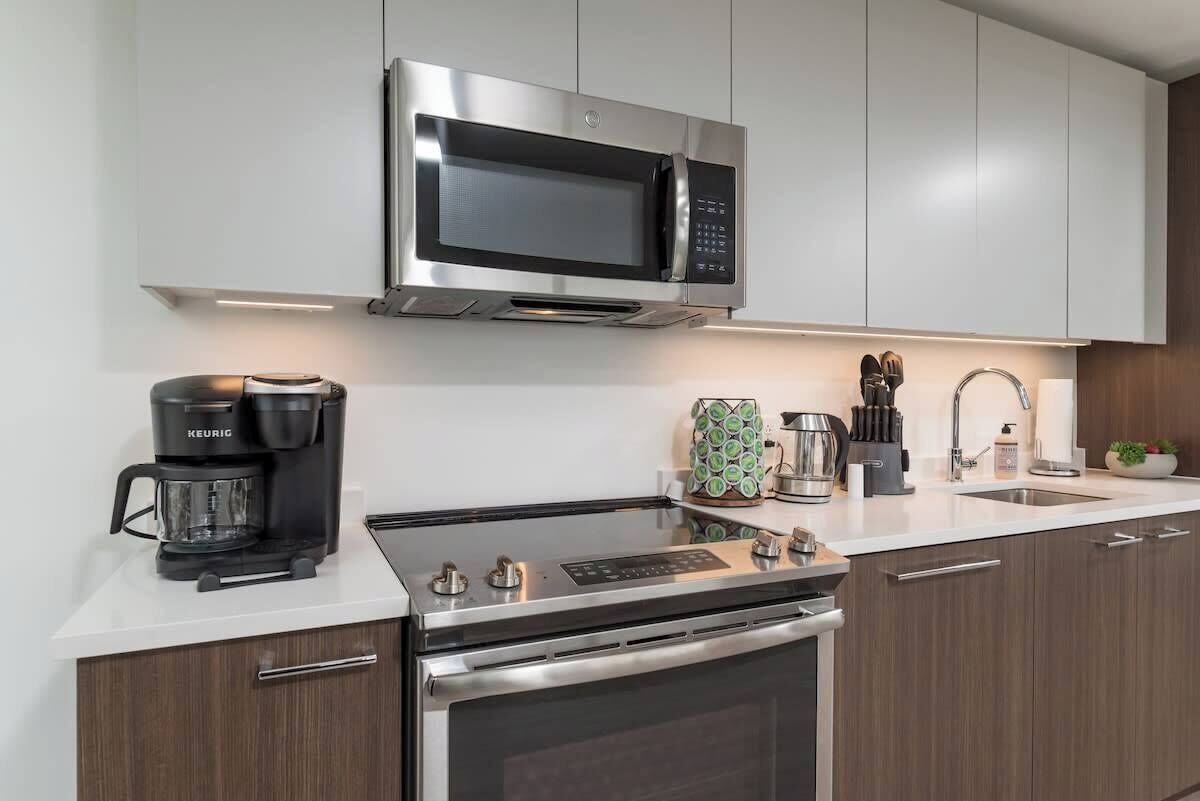 冷蔵庫、電子レンジ、オーブン、コンロ