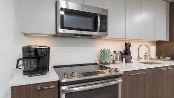 Réfrigérateur, micro-ondes, four, plaque de cuisson