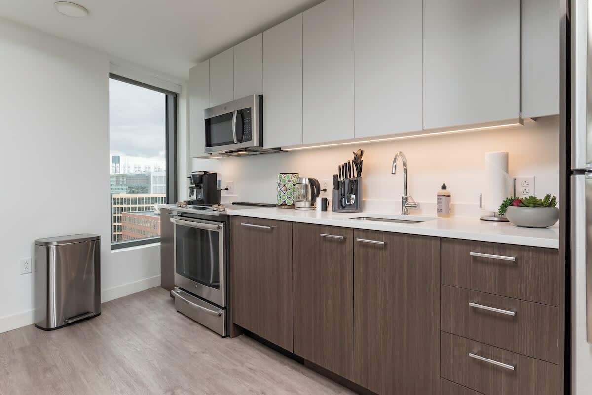 Een koelkast, een magnetron, een oven, een kookplaat