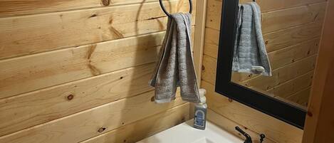 Een douche, een haardroger, handdoeken, zeep