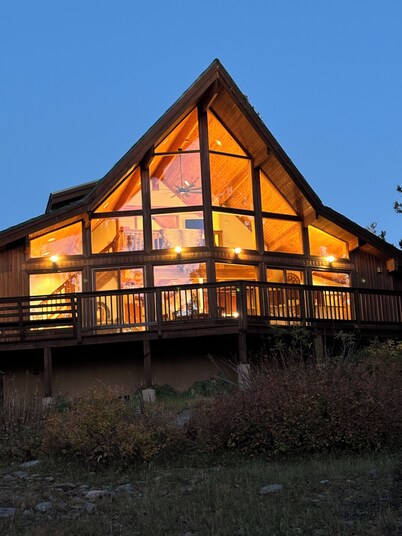 Mountain Top 4-bedroom Lodge near Angel Fire with WiFi