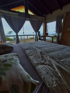 Smekmånadshus - eldstad - utsikt mot stranden | 3 sovrum, sängtillbehör av högsta kvalitet och mörkläggningsgardiner