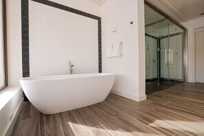 Ducha, secador de pelo, toallas, jabón
