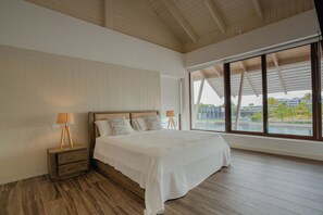 4 chambres, bureau, fer et planche à repasser, lit parapluie