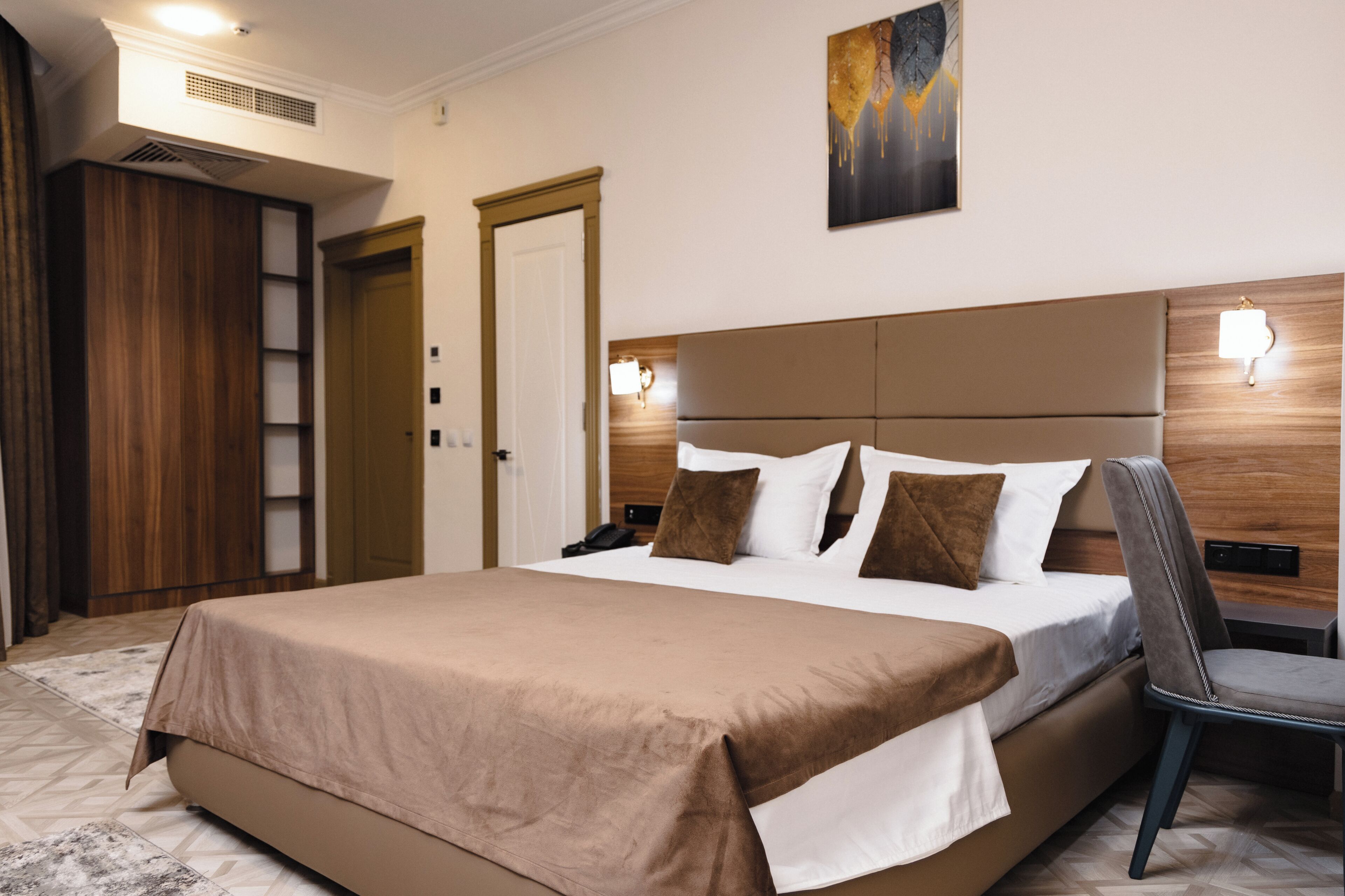 Premium bedding, desk, soundproofing, free WiFi