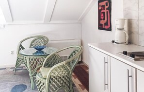 Refrigerador, parrilla de estufa y cafetera y tetera 