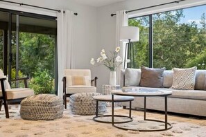 TV connectée, cheminée, chaîne hi-fi, espaces bureaux