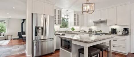 Réfrigérateur, four à micro-ondes, un four, surface de cuisson