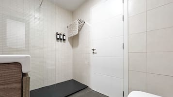 Apartamento | Baño | Ducha, toallas y papel higiénico
