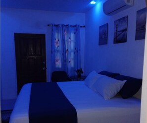 Zweibettzimmer, Blick auf den Innenhof | Zustellbetten, kostenloses WLAN, Bettwäsche