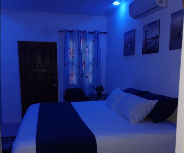 Chambre avec lits jumeaux, vue cour intérieure | 1 chambre, lits pliants/supplémentaires, Wi-Fi gratuit, draps fournis