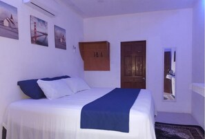 Chambre avec lits jumeaux, vue cour intérieure | 1 chambre, lits pliants/supplémentaires, Wi-Fi gratuit, draps fournis