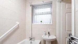 Casa | Baño | Tina con regadera, tina profunda, secadora de cabello, toallas