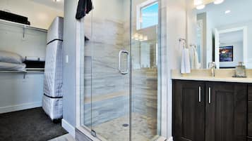 Bañera y ducha independientes, artículos de tocador gratuitos, toallas
