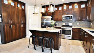 Refrigerador con freezer, microondas, horno, placa de cocina