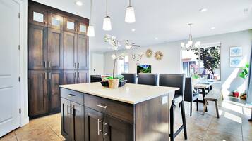 Refrigerador con freezer, microondas, horno, placa de cocina