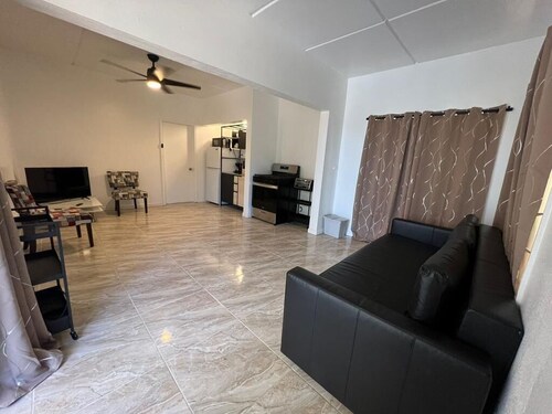 New Remodeled Modern 1 Bedroom, AC, Generator, WIFI