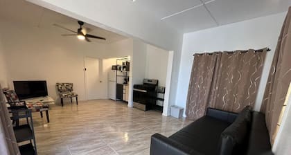 New Remodeled Modern 1 Bedroom, AC, Generator, WIFI