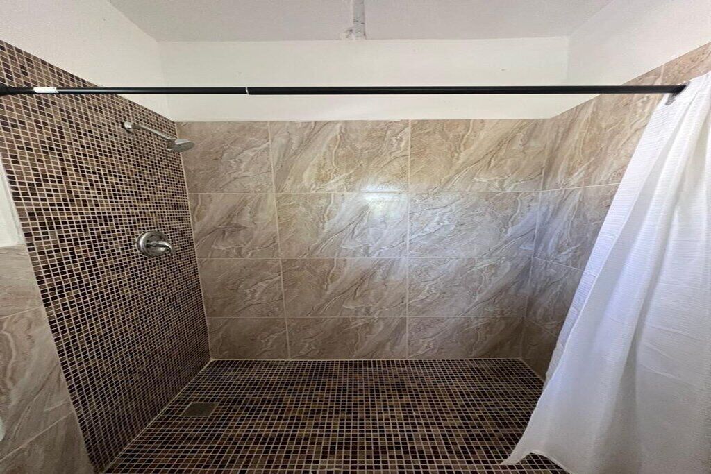 تجهيزات دش، مجففات شعر، مناشف، ورق حمّام