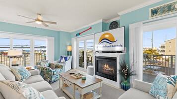 Smart-TV, Kamin, Bücher