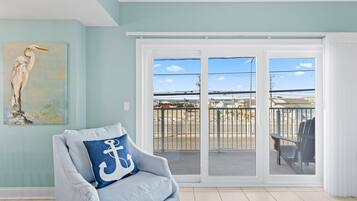 Smart TV, chimenea y libros