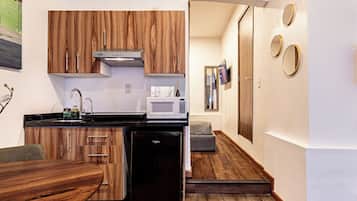 Deluxe Apartment | Private kitchen | Fridge, microwave, oven, stovetop