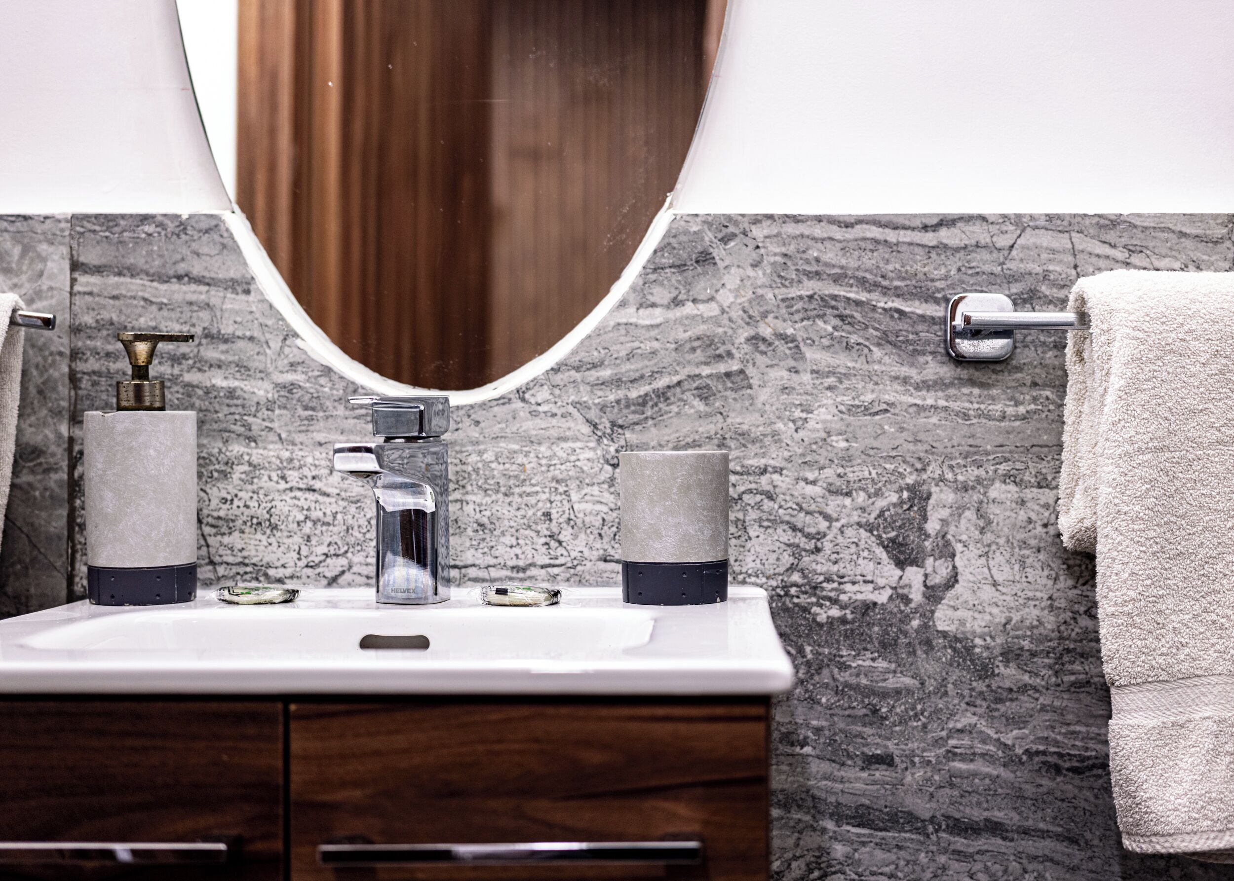 Deluxe Apartment | Bathroom | Free toiletries, hair dryer, soap, shampoo