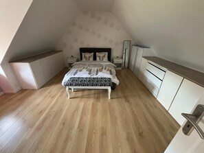 2 chambres, fer et planche à repasser, Wi-Fi, draps fournis