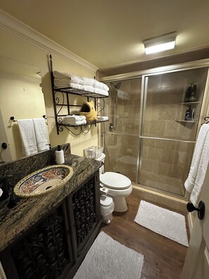 Regadera, bidet, toallas, jabón 