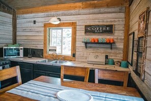 Kylskåp, mikrovågsugn, ugn och spishäll