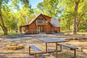 Outdoor dining - 'Rock Creek Lodge' 1 Mi to Lake of the Arbuckles! (Sulphur)