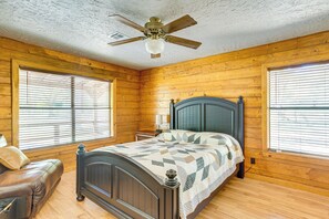 3 bedrooms, desk, iron/ironing board, travel cot