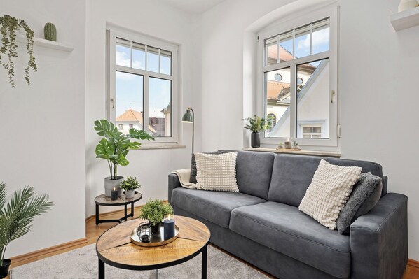 Living area - Self-check-in apartment with high-speed WiFi and free parking in the city center (Bad Kissingen)